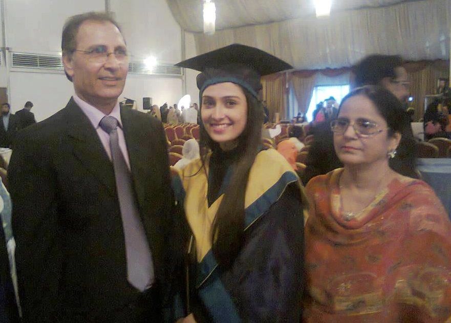 Ayeza Khan with her parents