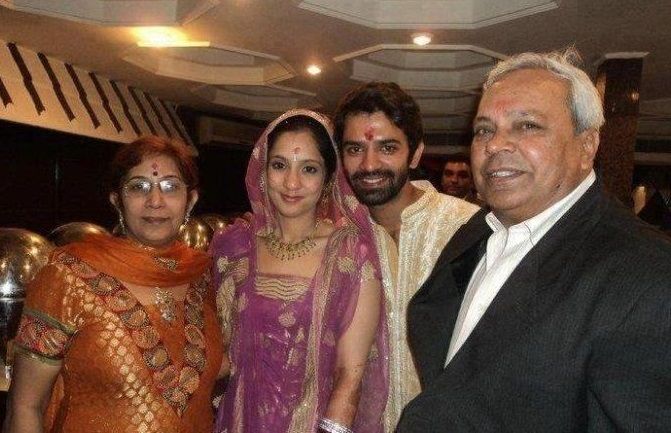 Barun Sobti with his Parents and wife