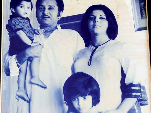 Farah Khan with her family (Childhood Photo)