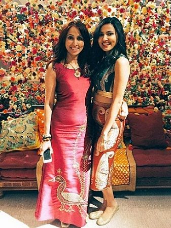 Vidya Vox with her mother