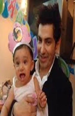 Fakhir-Mehmood With His Daughter