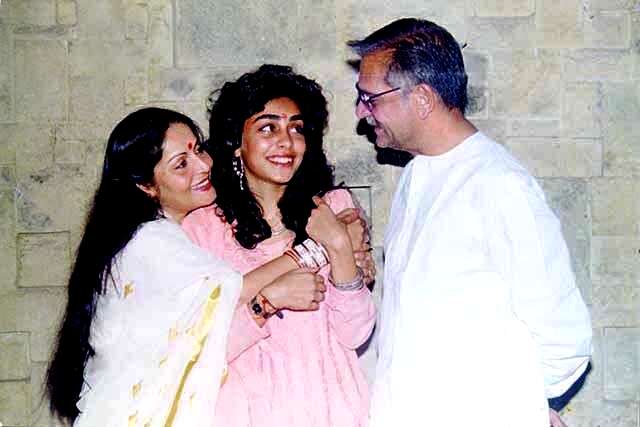 Meghna Gulzar (centre) with her father Gulzar and her mother Rakhee